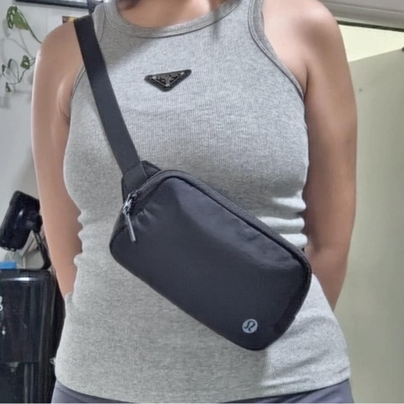 lululemon athletica Black Belt Bag Mini UNISEX - Picture 3 of 6
